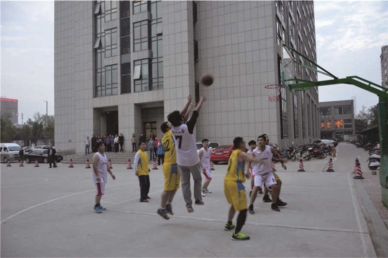 公司组织员工进行篮球比赛