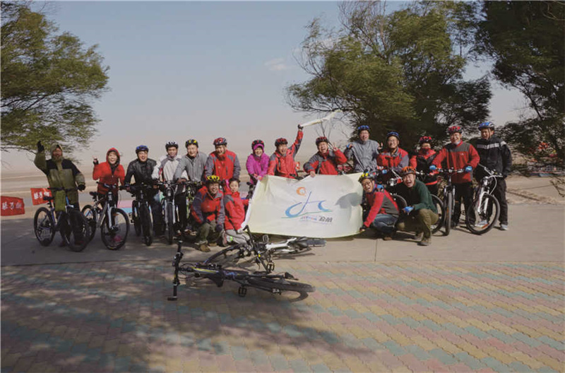 检测公司“启航”自行车队组织的骑游黄河活动